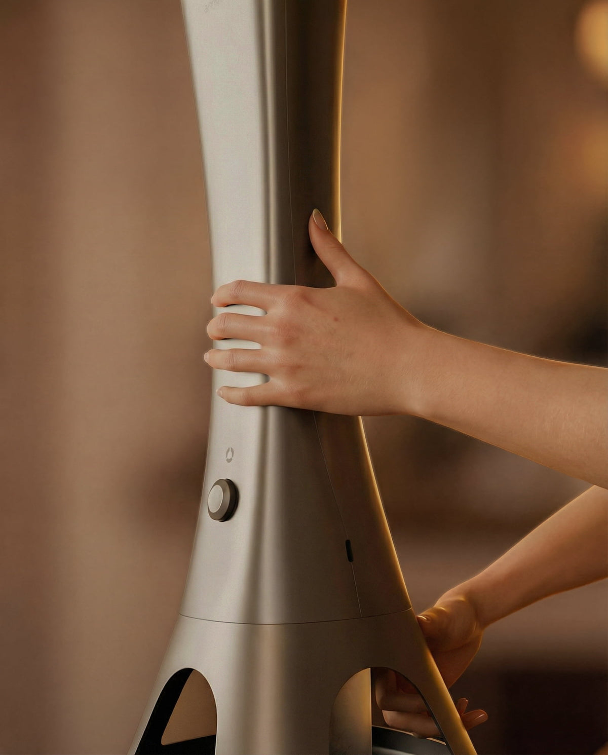 Hands passing the Champagne Norphé M1 electronic hookah
