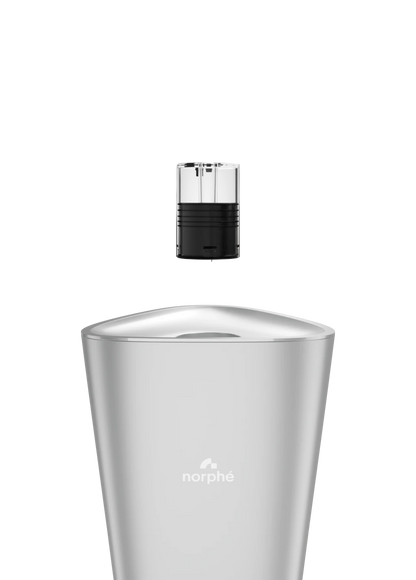 Capsule Norphé suspendue au-dessus de son emplacement sur la chicha électronique M1 coloris Silver