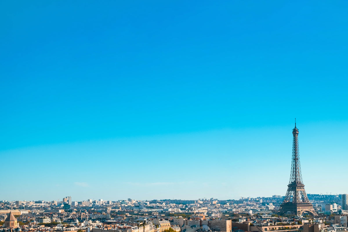 Toits de Paris et tour Eiffel sous un ciel bleu